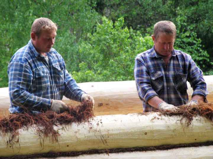 Как конопатить дом из бревна