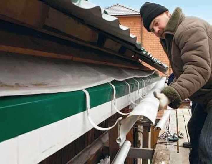 Монтаж водосточного желоба с наружного края