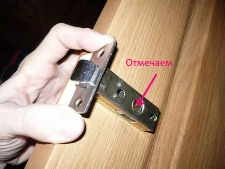 Отмечаем отверстие под стержень ручки.