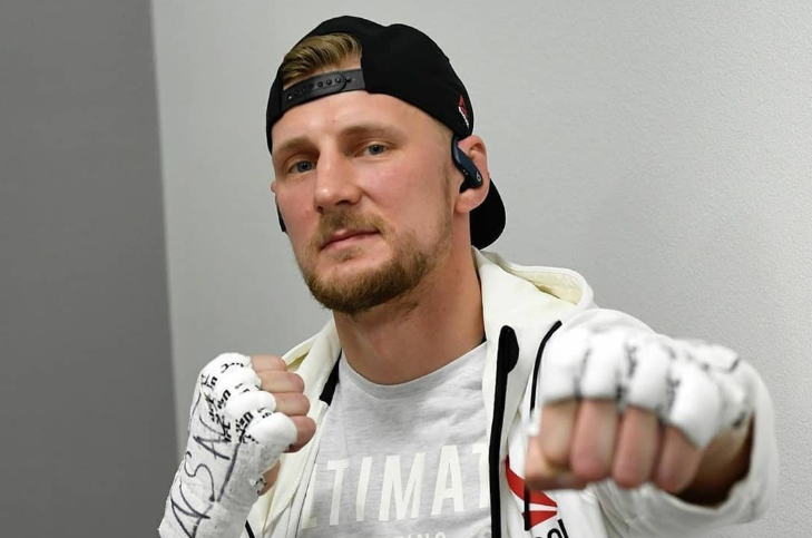 Российские бойцы Волков и Павлович поругались после боя на турнире UFC