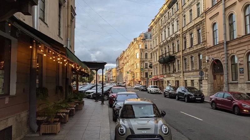 На главных гастрономических улицах Петербурга снизилось количество открытий заведений