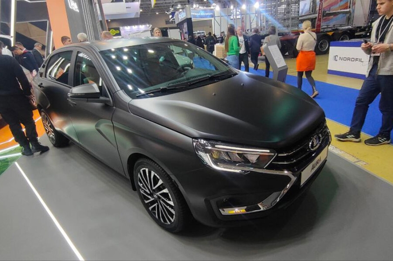 «АвтоВАЗ» показал Lada Aura с матовым покрытием кузова и черно-бежевым салоном