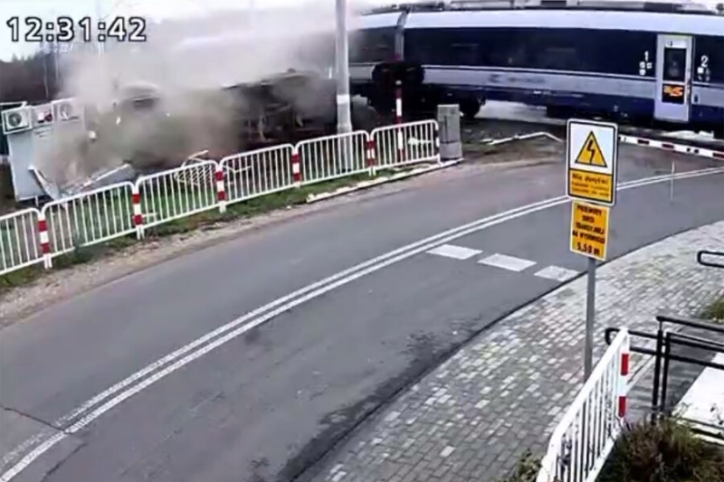 В Польше на видео попал боковой таран самосвала электричкой