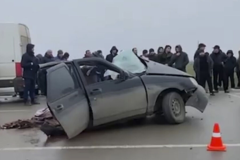 На видео попал автомобиль Lada Priora, который разорвало в ДТП в Ростовской области