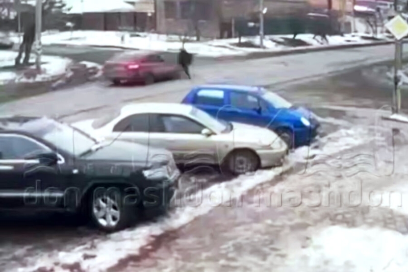 На видео попало, как школьник отлетел от удара авто в Ростовской области